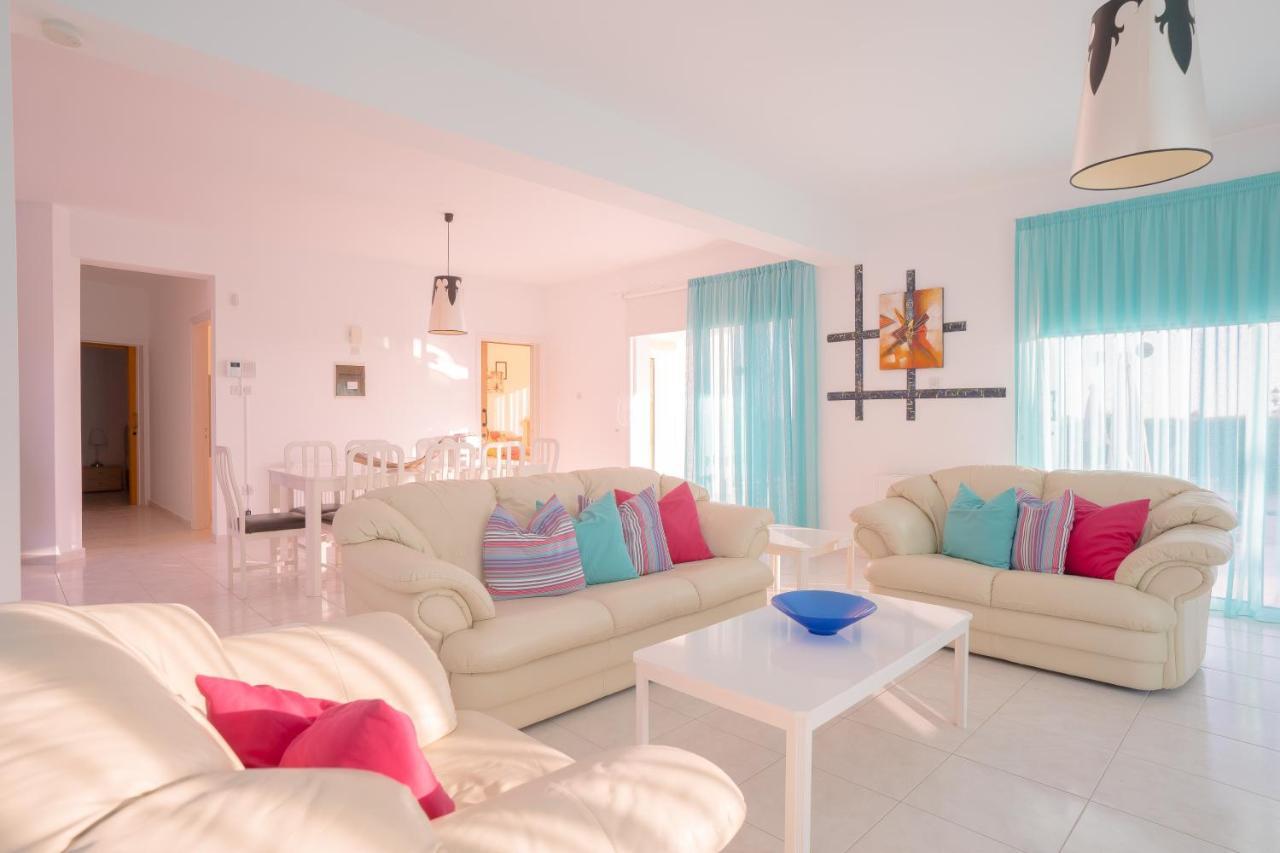 Bella Katerina By Prestige Bookings Coral Bay Exterior photo