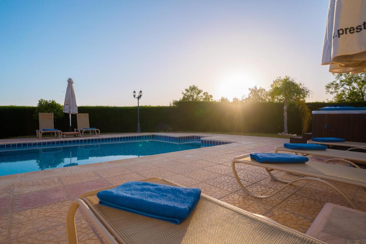 Bella Katerina By Prestige Bookings Coral Bay Exterior photo